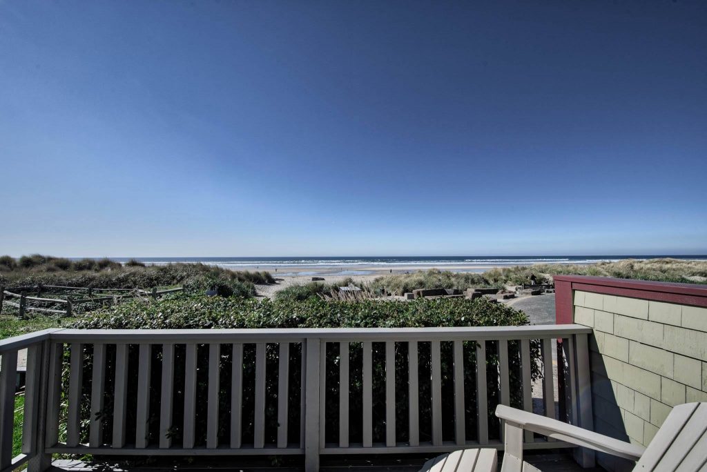 Ocean Inn at Manzanita deck view of the ocean
