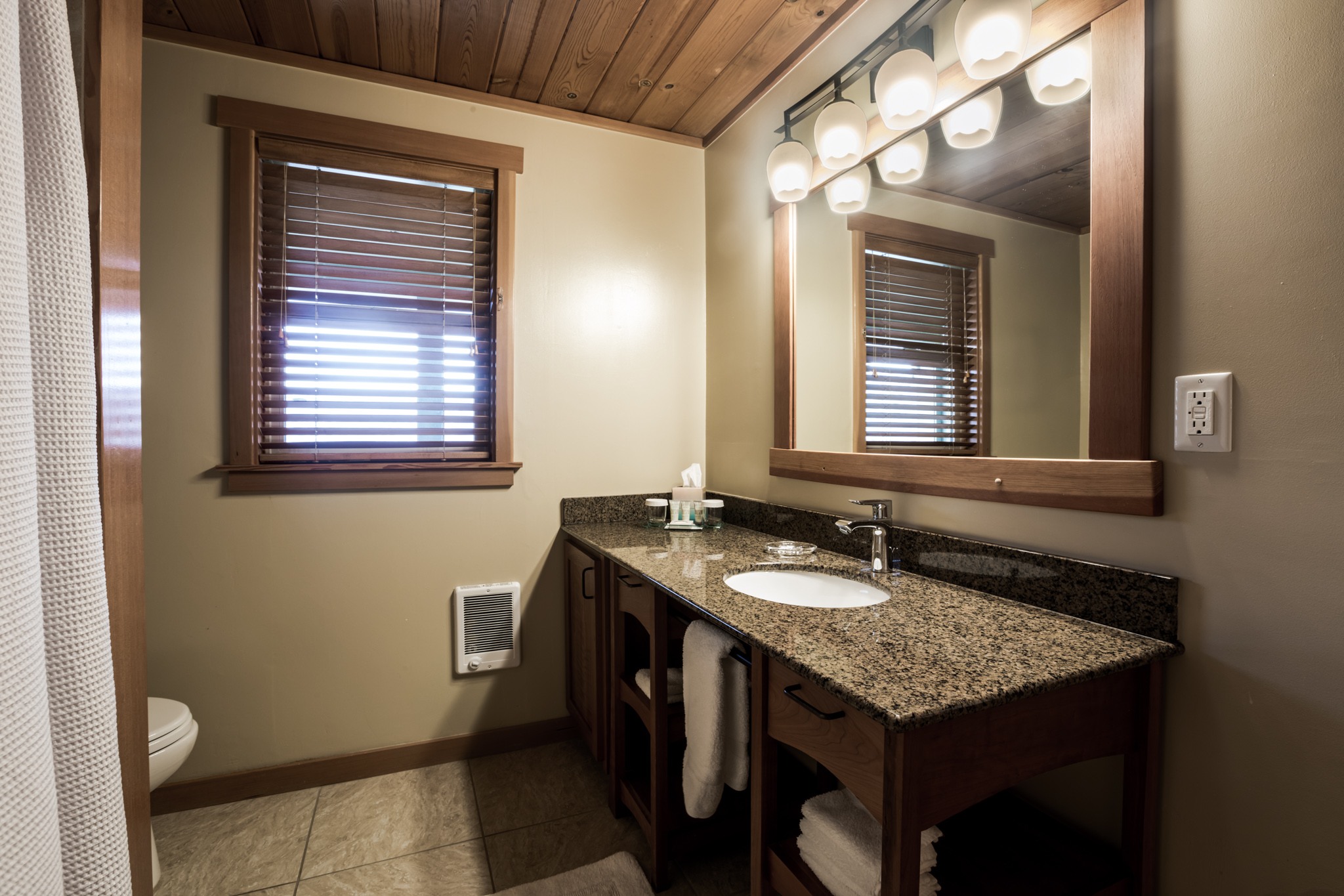 Ocean Inn at Manzanita suite four bathroom